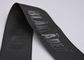 衣服の注文のロゴ ポリエステル ウェビングの革紐は黒い35mmを浮彫りにした