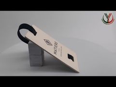 カスタムの浮彫りにされたロゴのブランドのハング タグの衣料品のデモのための再生紙を見る