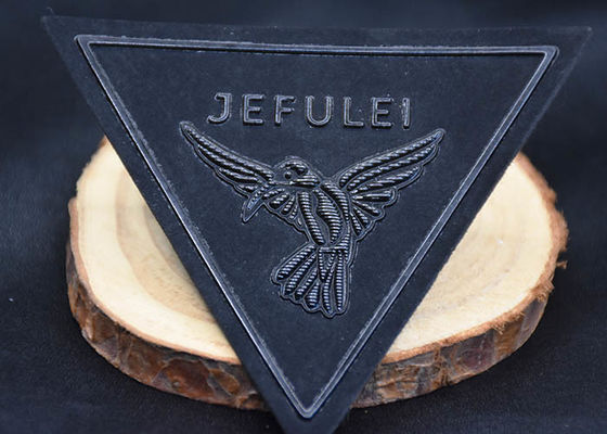 3D TPUのロゴの注文の浮彫りにされたラベルは衣服のための銘柄の生地のバッジを