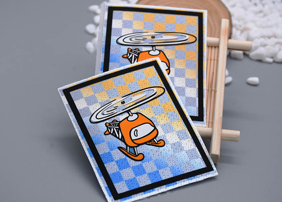 横の編まれた生地スクリーンはEcoの友好的なシリコーンのロゴのパッチを印刷した