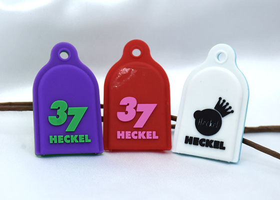 浮彫りにされたマット ポリ塩化ビニール ゴム製Keychain SGS 3Dポリ塩化ビニールKeychainの紫色の赤い白